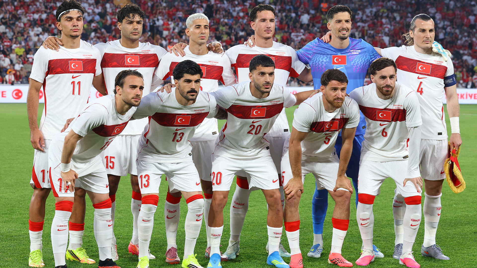 La selección de Turquía posa para la foto grupal previo al inicio de un partido amistoso.